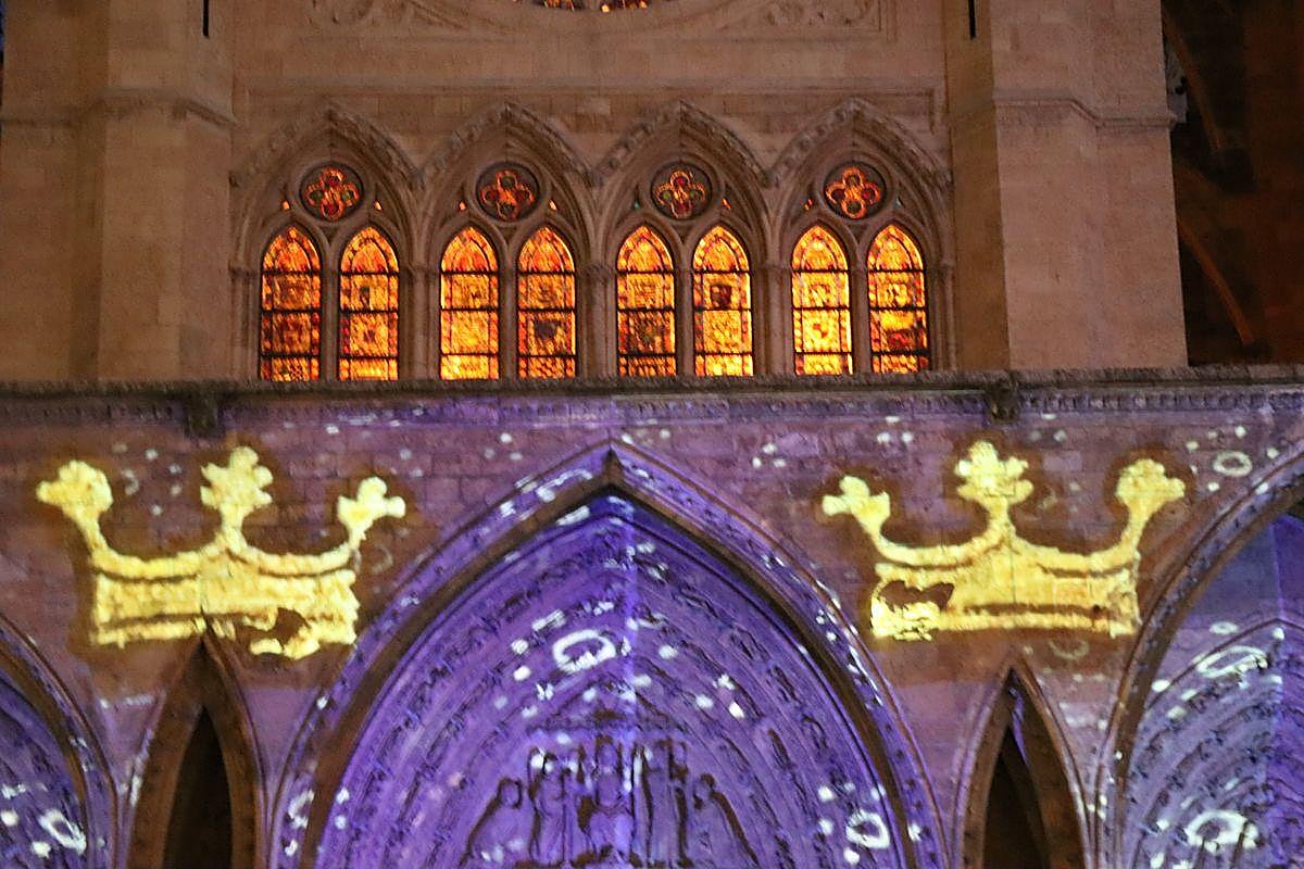 La Catedral de León recupera su pigmentación original durante 14 minutos