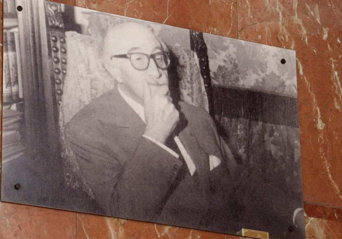 Imagen principal - Fotografía de Claudio Sánchez Albornoz. José Antonio Crespo, director del Instituto y placa del centro.