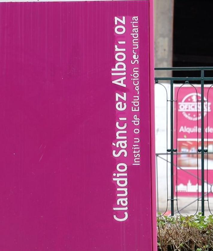 Imagen secundaria 2 - Fotografía de Claudio Sánchez Albornoz. José Antonio Crespo, director del Instituto y placa del centro.