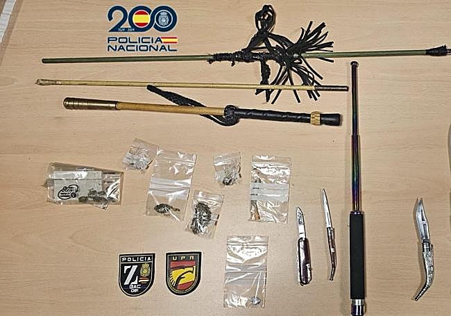 Armas y drogas requisadas.