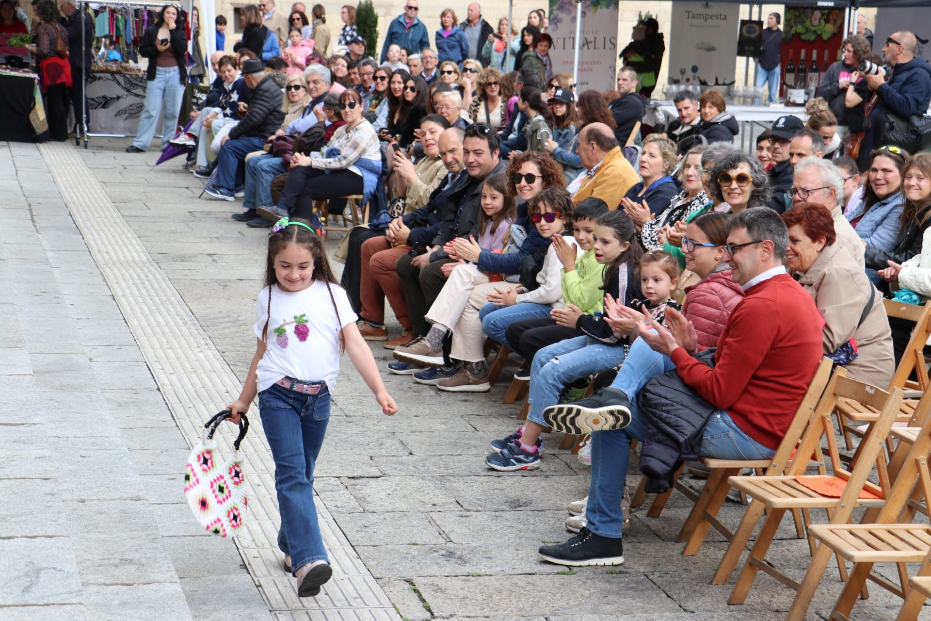 Momento del desfile de Artymoda frente a la Casa Botines de León.