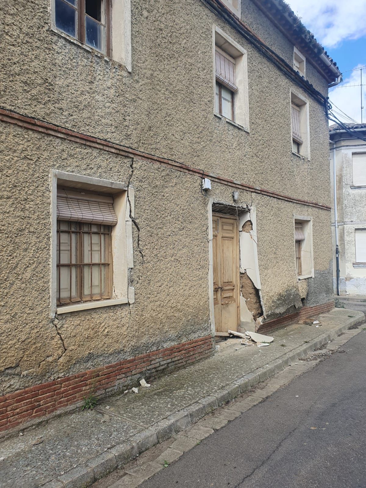 Se derrumba una vivienda en ruinas en León