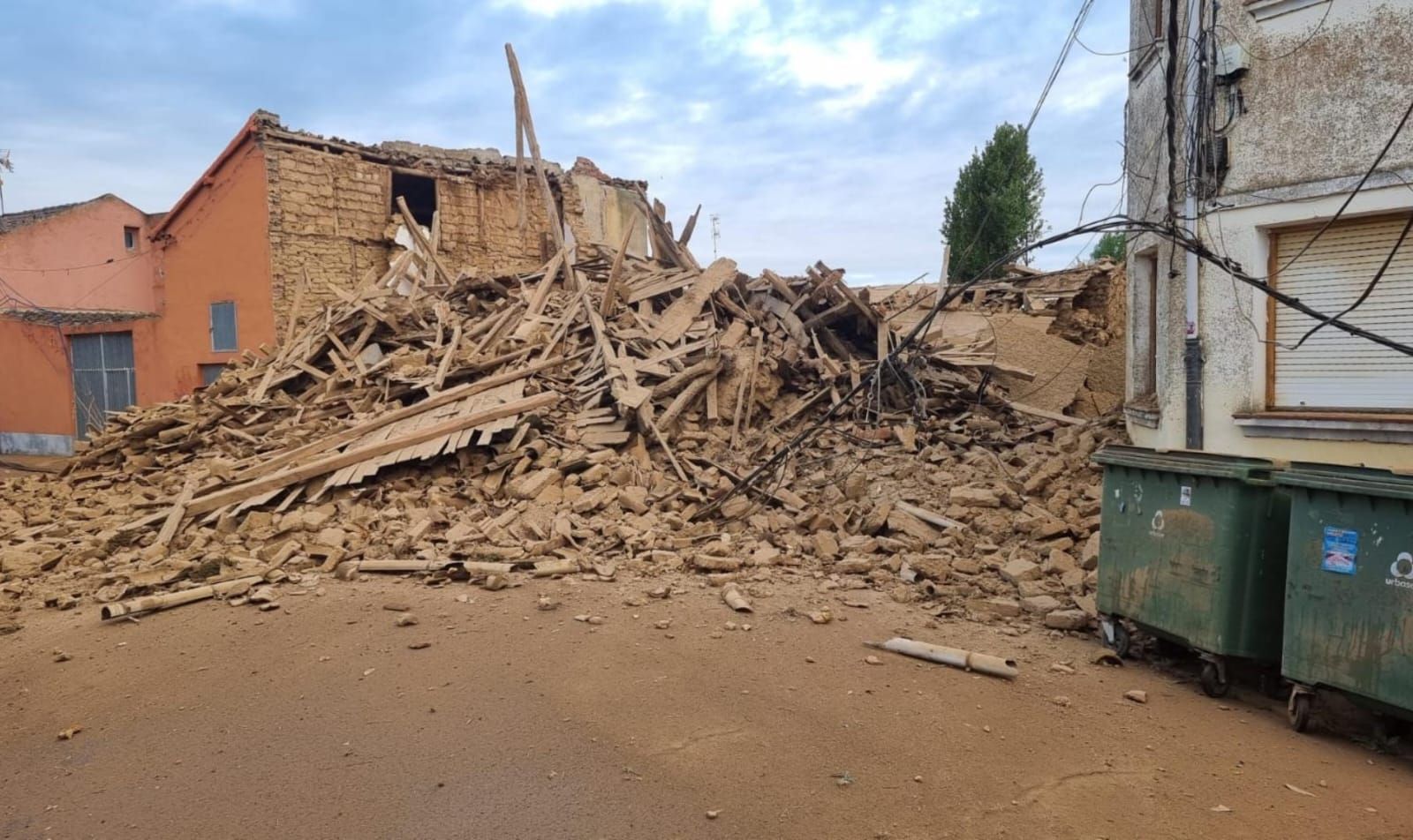 Se derrumba una vivienda en ruinas en León
