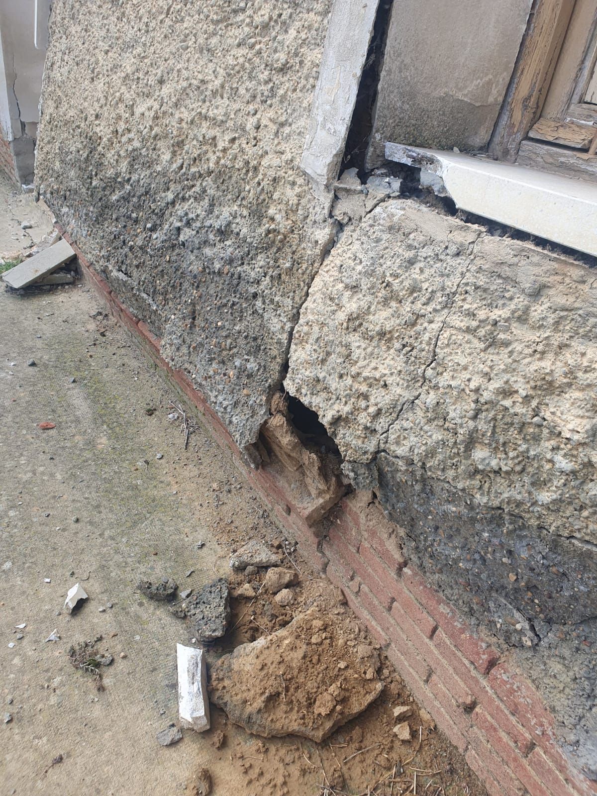 Se derrumba una vivienda en ruinas en León