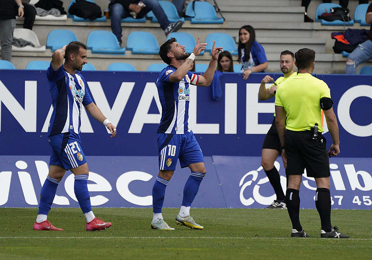 Borja Valle, celebrando el primer gol de la Deportiva