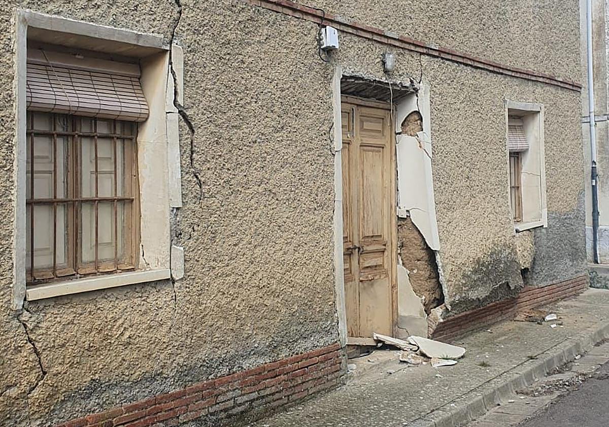 Imagen principal - El aviso de un vecino meses antes del derrumbe: «Reitero la gravedad del estado del edificio»