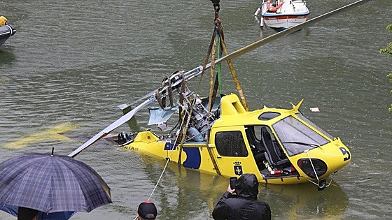 Recuperado el helicóptero siniestrado en Asturias: del revés y a 10,5 metros de profundidad