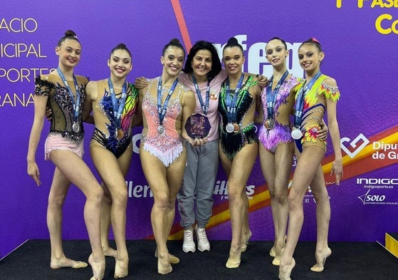 Las gimnastas del Club Ritmo con su entrenadora en la Copa de la Reina.