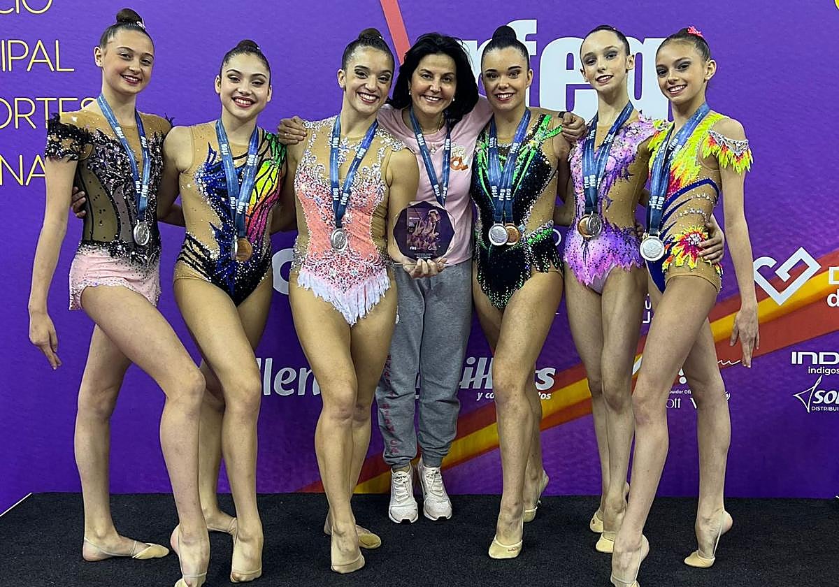 Las gimnastas del Club Ritmo con su entrenadora en la Copa de la Reina.