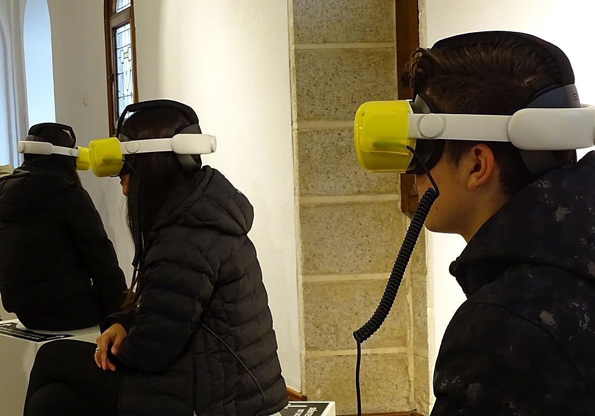 Primeros usuarios de las gafas de realidad virtual.