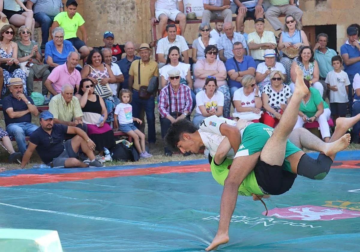 Lucha leonesa en León.