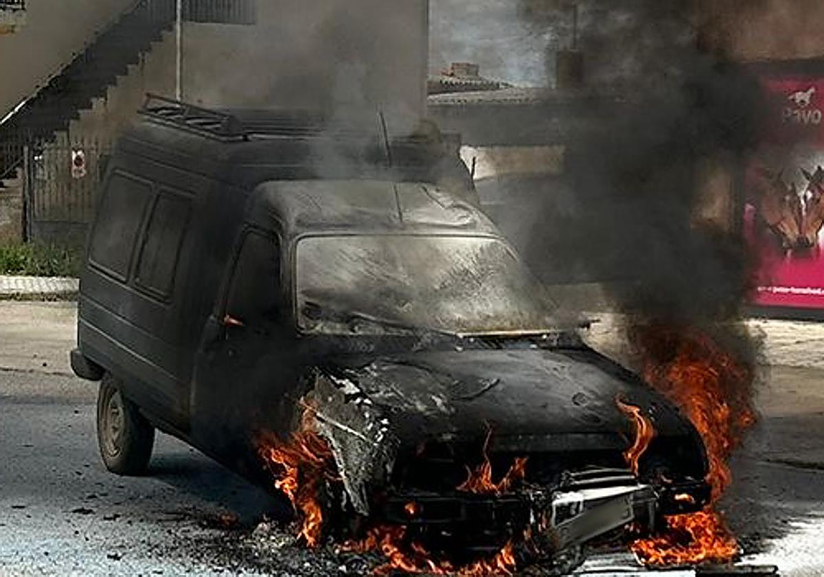 Imagen de la furgoneta calcinada.