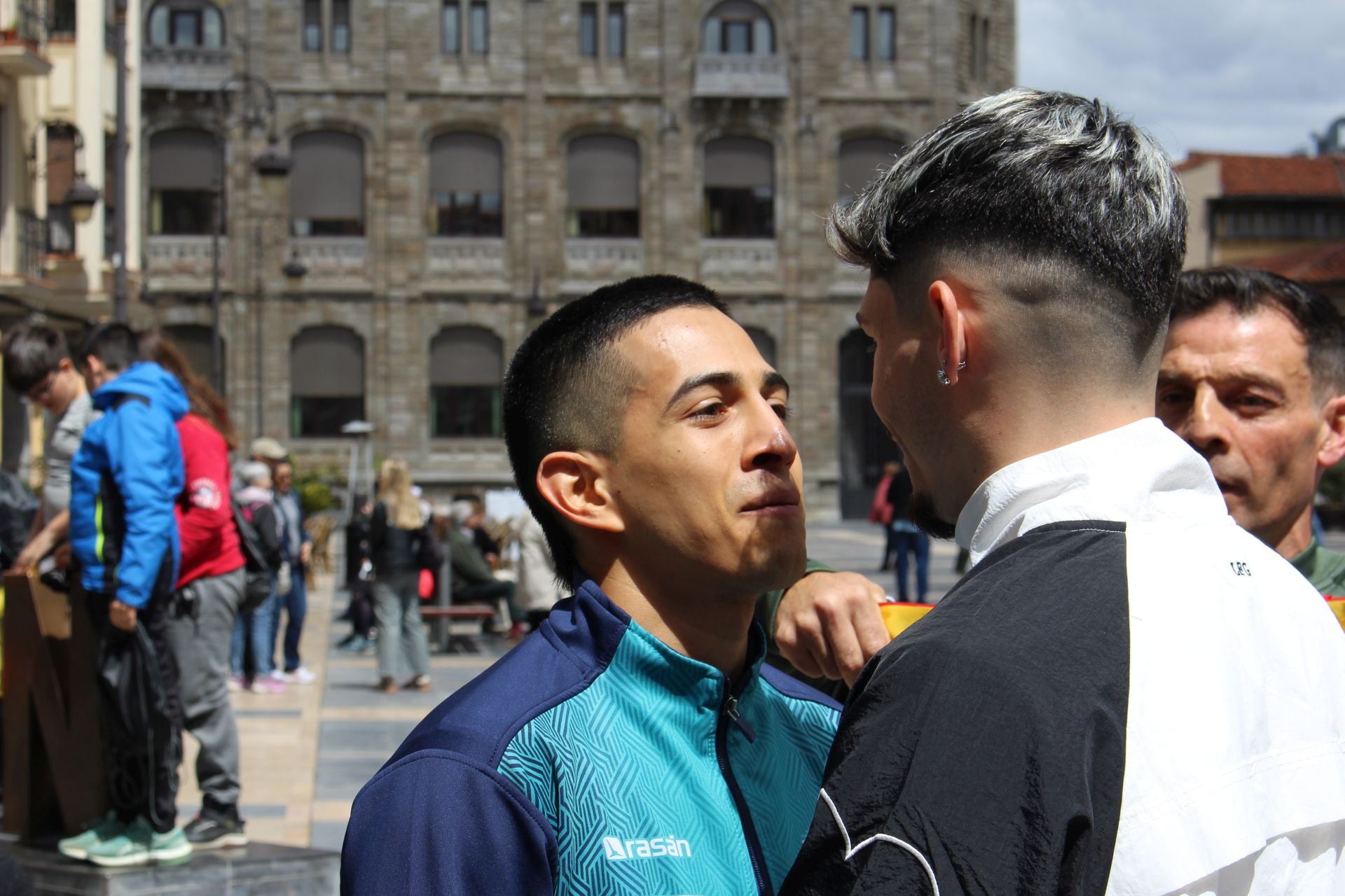 Barrul calienta el combate con Zabala por todo León