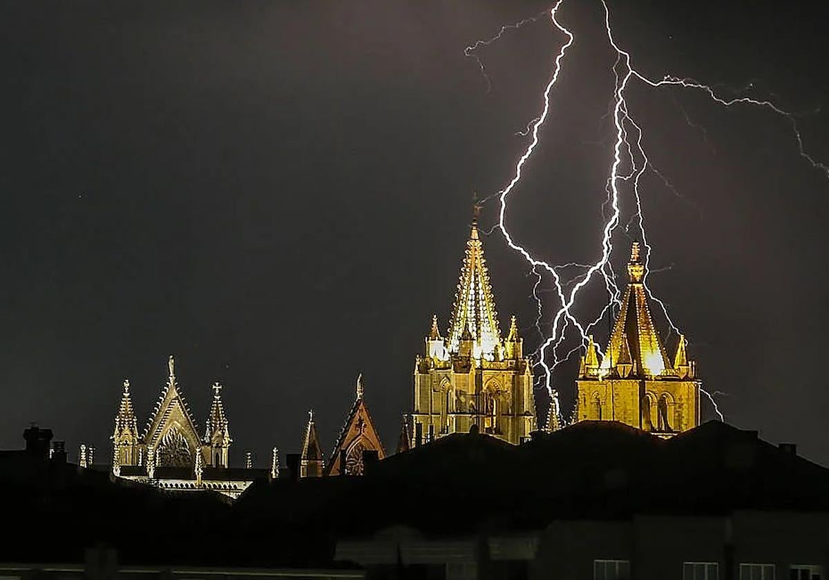 Tormenta sobre la ciudad de León.