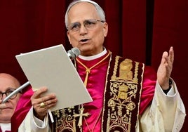 Robert Prevost, el nuevo papa León XIV, en su plática desde el balcón de la plaza de San Pedro.