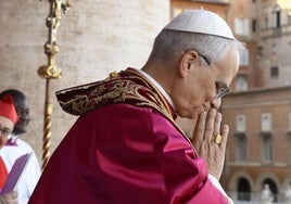 El papa León XIV, en el balcón de la plaza de San Pedro.