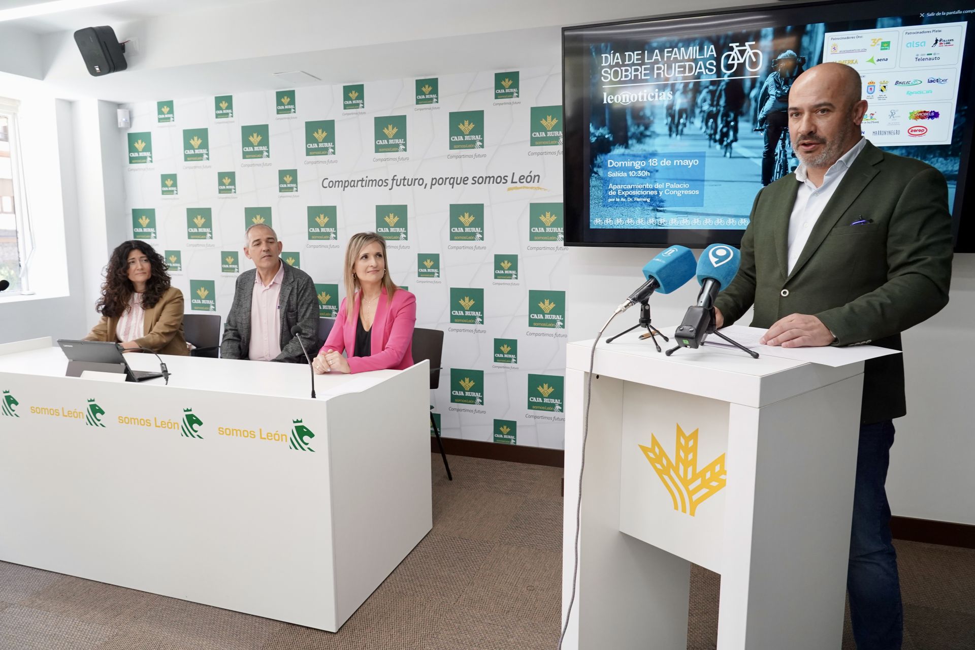 Presentación del día de la Familia sobre Ruedas de Leonoticias en las instalaciones de Caja Rural