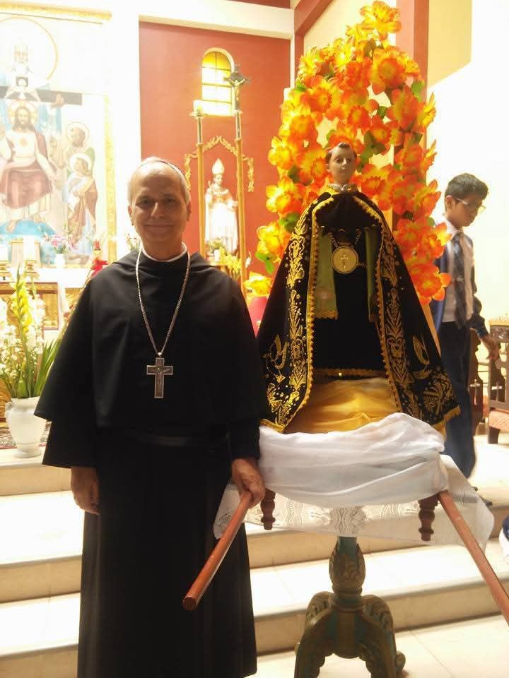 Robert Prevost junto a San Nicolás de Tolentino y al fondo Santo Toribio de Mogrovejo en Zaña, diócesis de Chiclayo (Perú).
