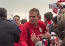 Imagen del recibimiento de los aficionados a la plantilla de la Cultural