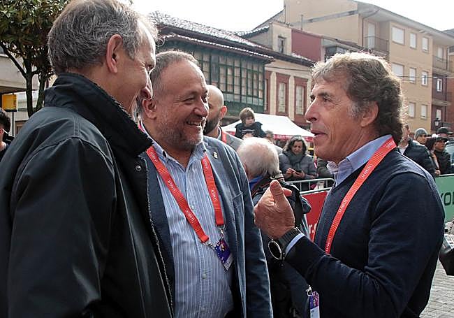Salida de la séptima etapa de la Vuelta Ciclista a España Femenina 2025 desde La Robla (León); en la imagen, el alcalde Santiago Dorado, el presidente de la Diputación, Gerardo Álvarez y el excampeón Perico Delgado.
