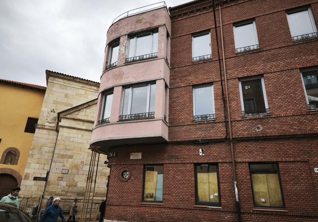 El inmueble lleva tiempo apuntalado.