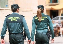 Imagen de archivo de dos agentes.