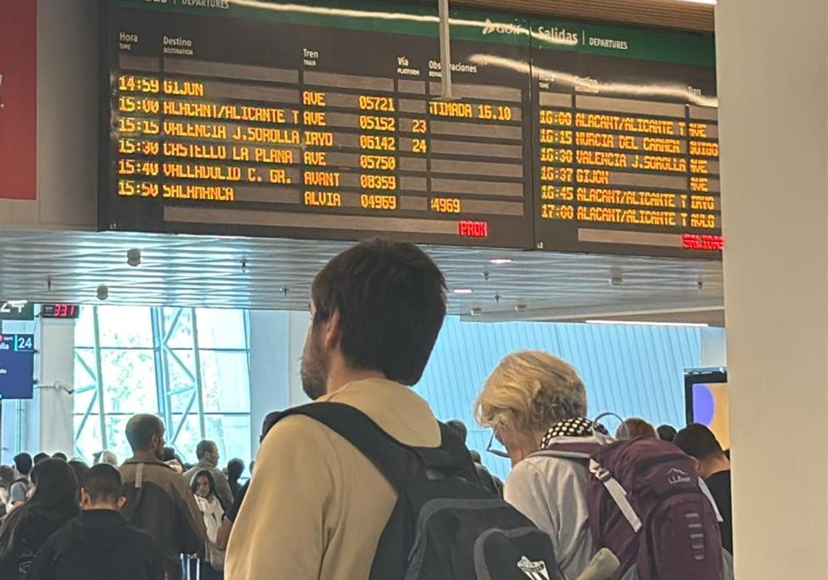 El Ave se vuelve a atascar y suma hora y media de retraso en León