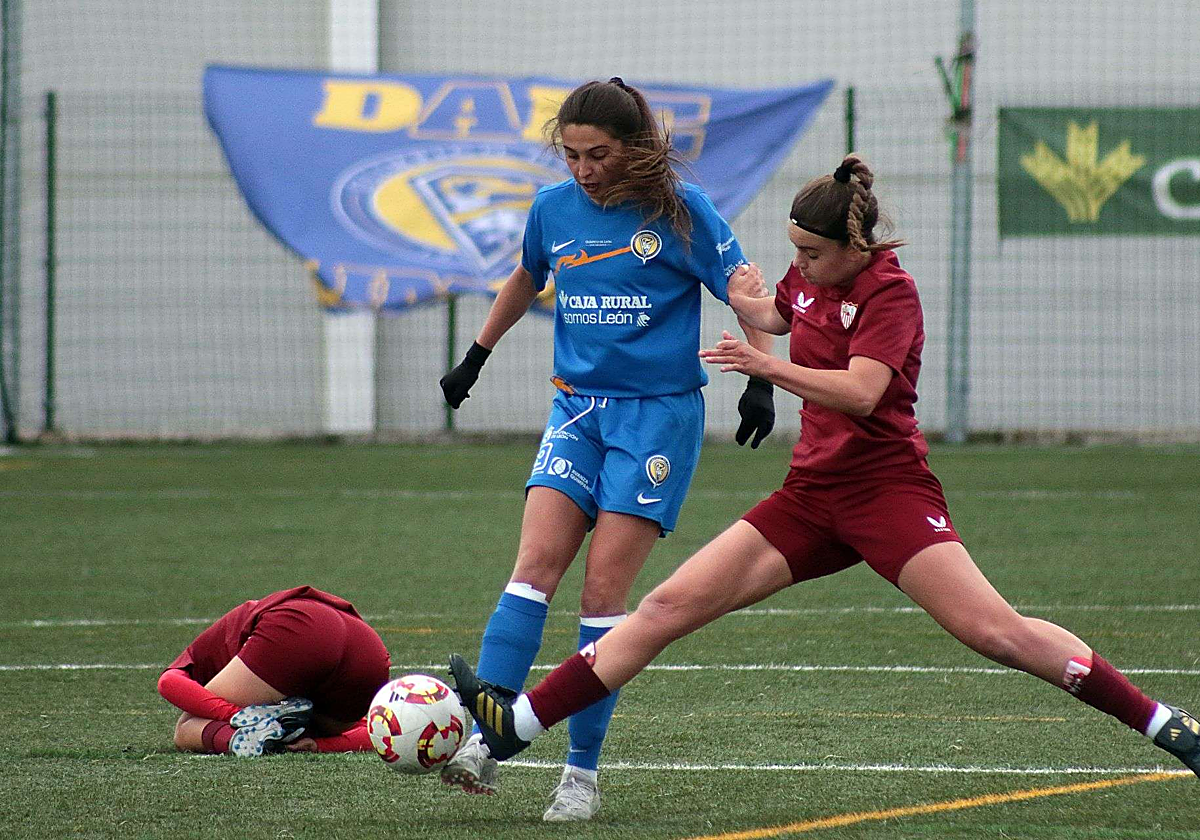 Acción del partido de ida entre el Olímpico y el Sevilla FC Femenino B