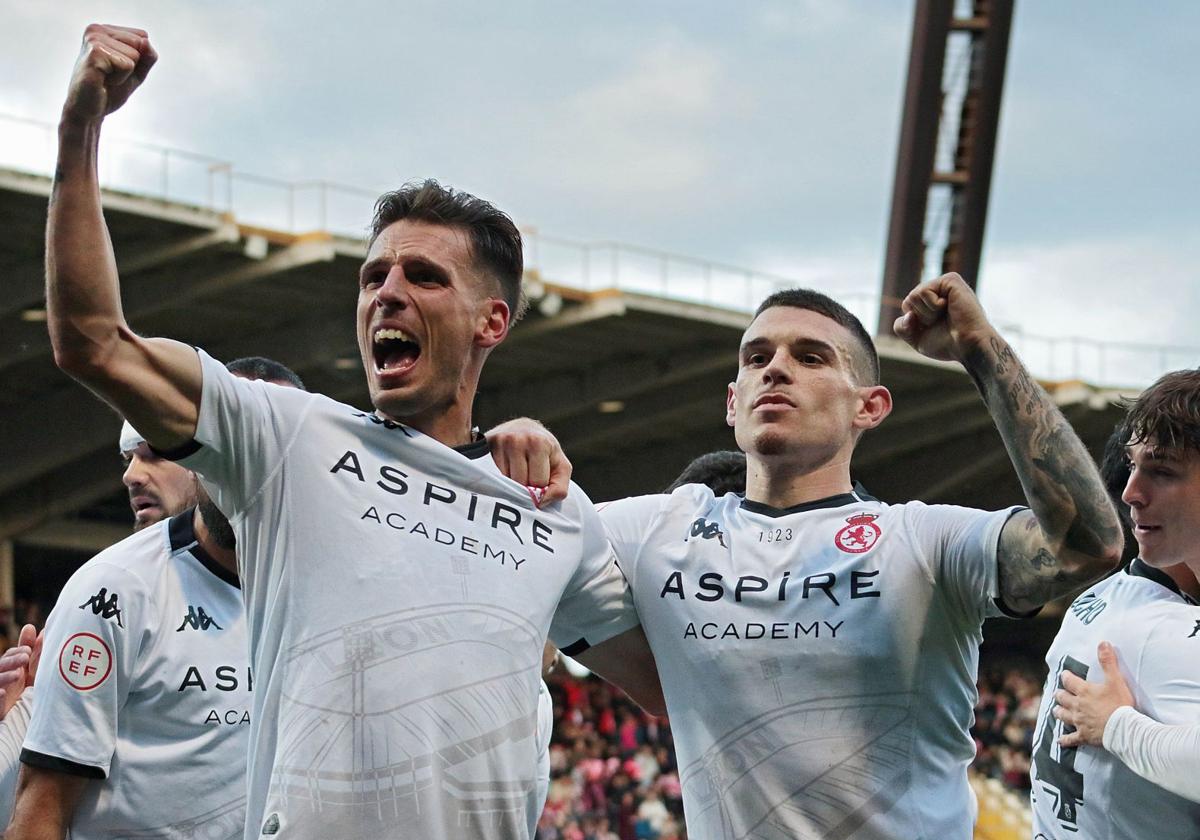 Calderón y Samanes celebran el primer gol ante el Barakaldo.