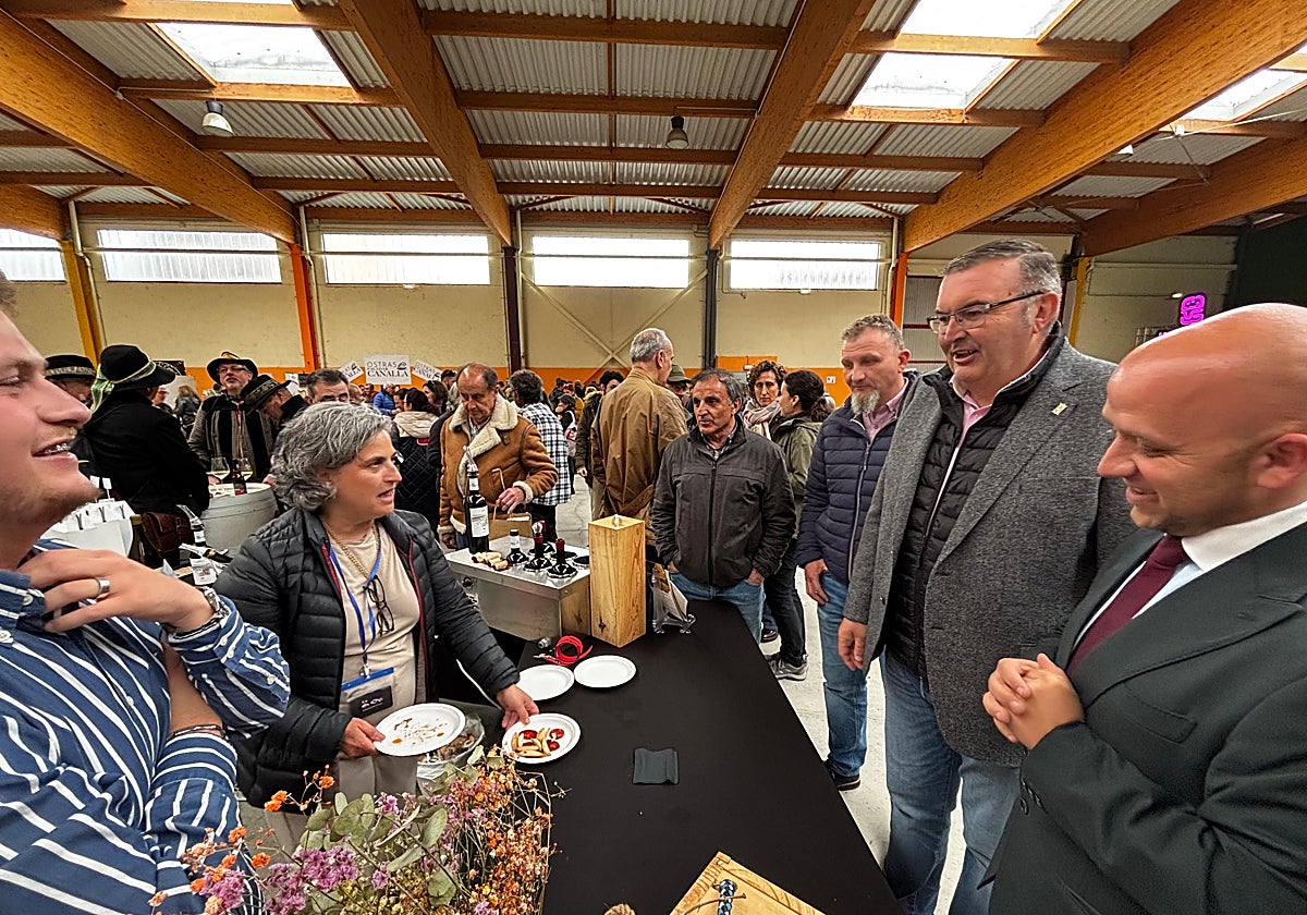 El vicepresidente de la Diputación de León, Roberto Aller, y los diputados Octavio González y Esteban González, han participado este sábado en la inauguración de la Feria 'Saborea Boñar'