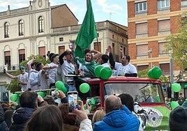 Los jugadores del Astorga, en su recorrido por la ciudad.