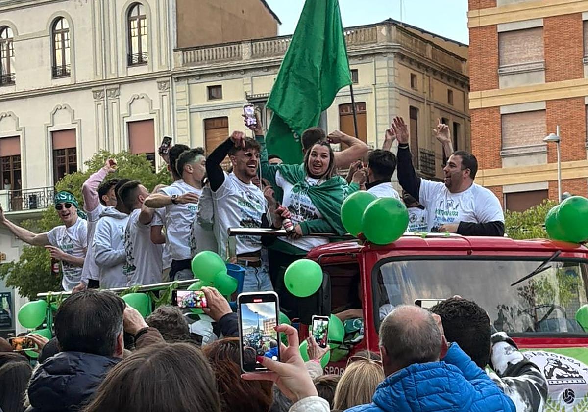 Los jugadores del Astorga, en su recorrido por la ciudad.
