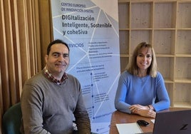 Imagen de la primera reunión entre la investigadora de la ULE y el alcalde de Fresno de la Vega.