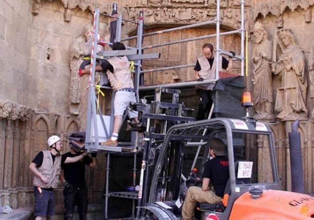 Momento de la retirada de las esculturas, en el año 2009.