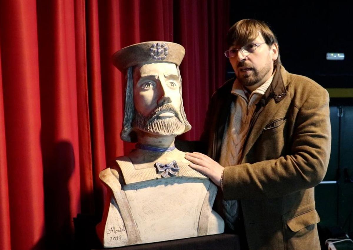 Imagen secundaria 1 - Fachada del instituto, Luis Hernández, director del centro y el busto de Juan del Enzina.
