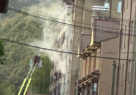 El humo saliendo desde la vivienda.