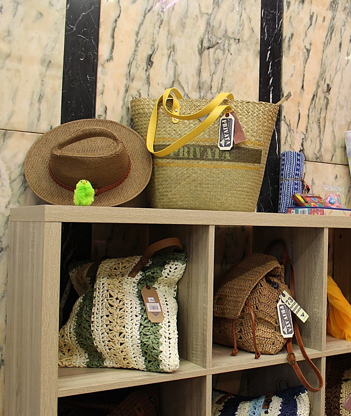 Imagen secundaria 2 - Bolsos y sombreros son algunos de los complementos que se pueden encontrar en 'Entra'