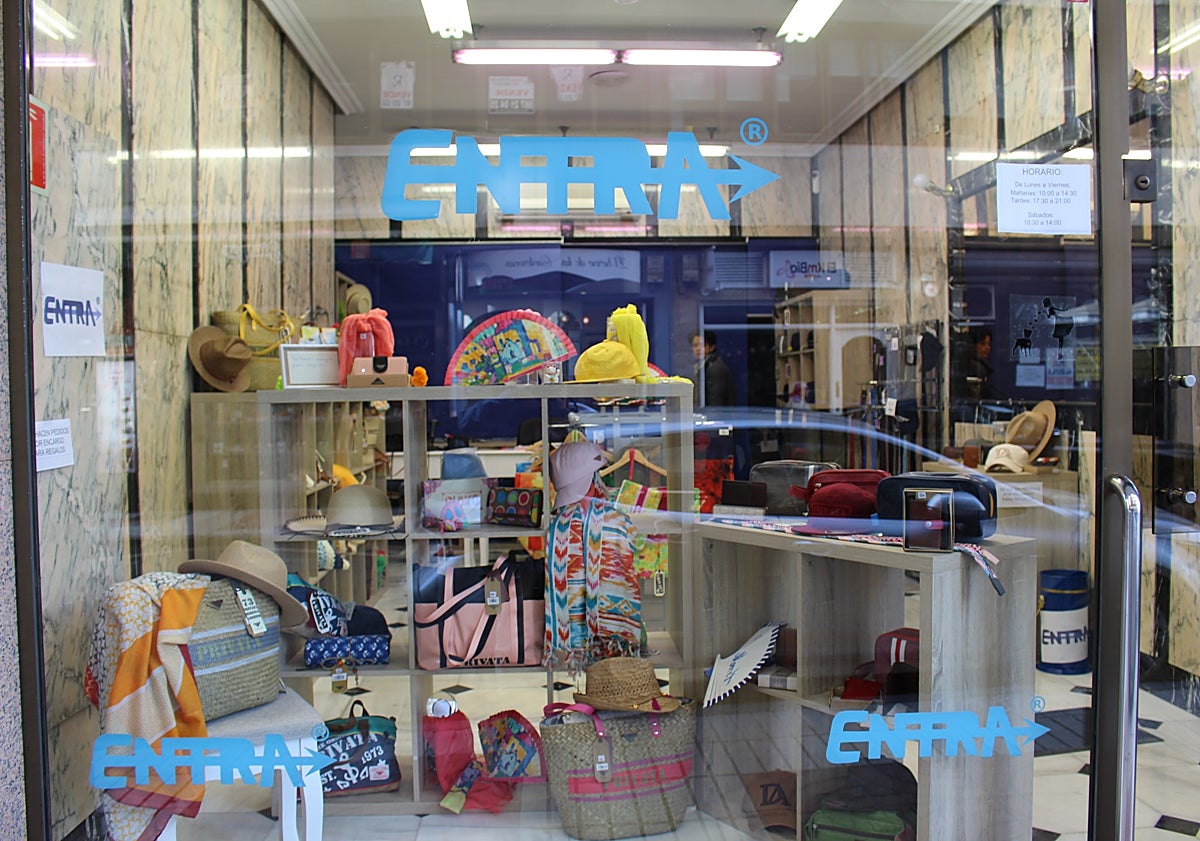 Imagen principal - Bolsos y sombreros son algunos de los complementos que se pueden encontrar en 'Entra'