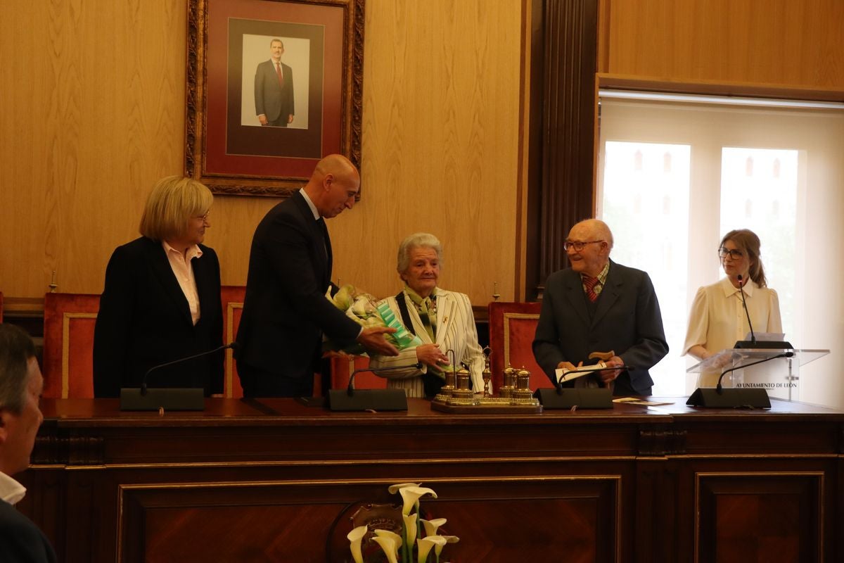 Homenaje a las parejas leonesas que han cumplido 50 y 60 años de casados