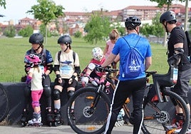 Participantes en bici y patinetes del Día de la Familia sobre Ruedas en 2024