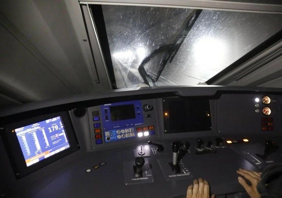 Cabina de un AVE S-106 con pasajeros circulando por el interior de los macrotúneles de la variante de Pajares a 179 kilómetros por hora.