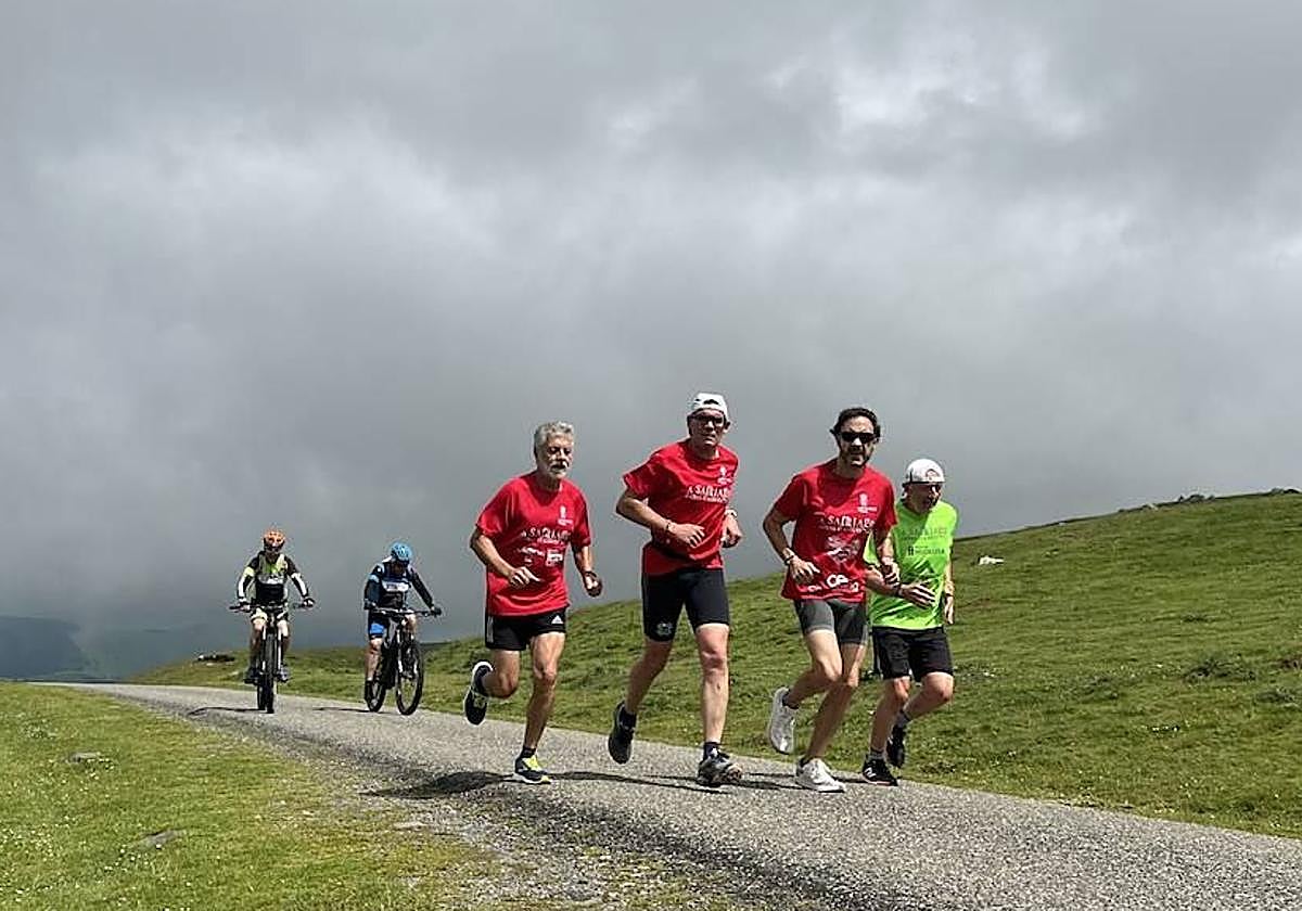 Participantes de la pasada edición de 'A Santiago contra el cáncer'