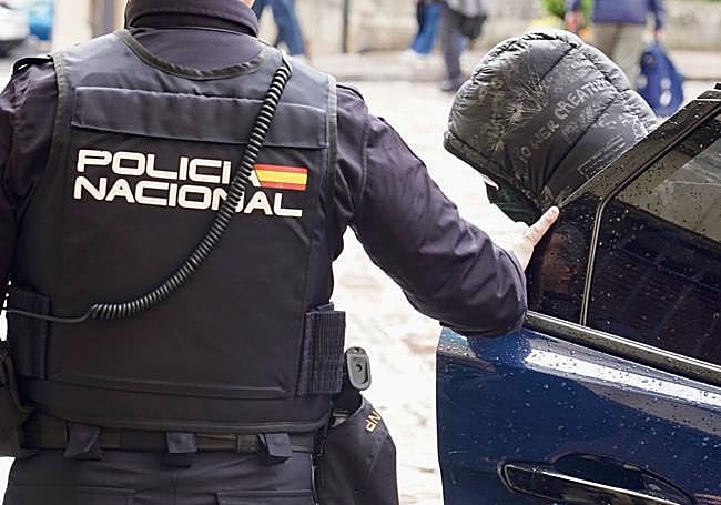 Llegada de la acusada a la lectura del veredicto en la Audiencia Provincial.