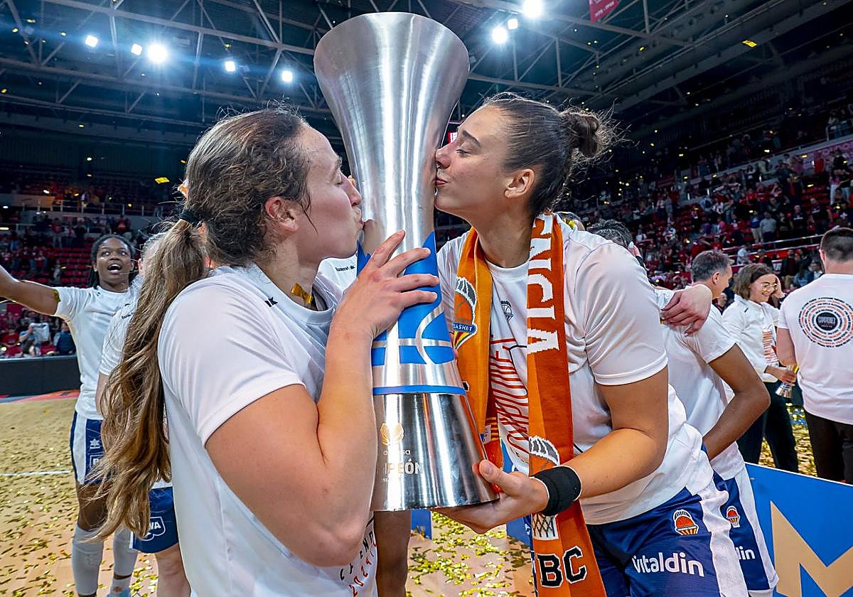 Alicia Flórez (I), con el trofeo de campeonas de Liga Endesa.