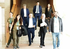 La delegada de Medio Ambiente del sindicato CSIF, Sara Mateos, y los procuradores Ángel Ceña, de Soria Ya, y Luis Mariano Santos, de UPL, registran una proposición de ley sobre el cuerpo de agentes medioambientales.