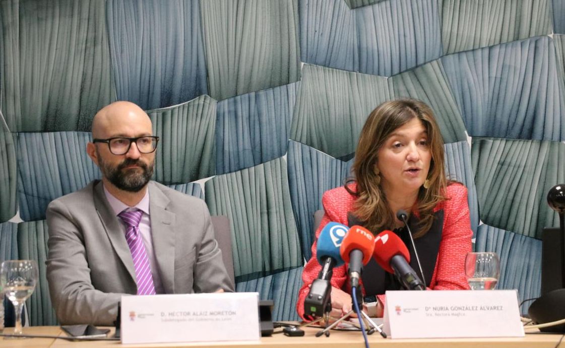 El subdelegado del Gobierno, Héctor Alaiz, y la rcetora de la Univeriidad de León, Nuria González, en la presentación del Programa 'Campus Rural'