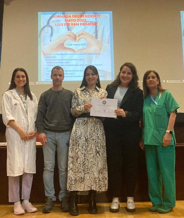 Imagen secundaria 2 - El gracias del Caule a los 20 residentes de enfermería que finalizan su formación en León