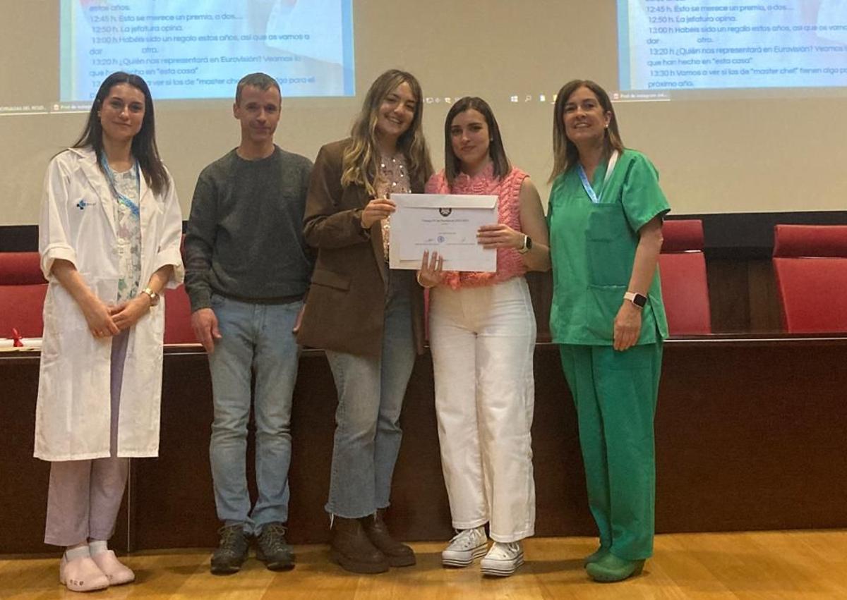 Imagen secundaria 1 - El gracias del Caule a los 20 residentes de enfermería que finalizan su formación en León