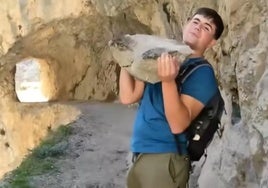 Imagen del joven a punto de arrojar la roca.
