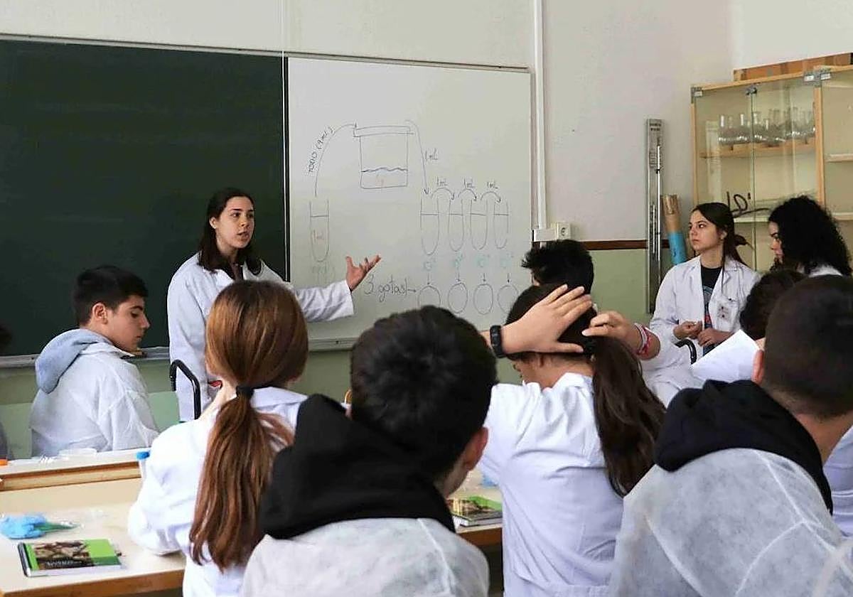 Varios estudiantes participan en una de las clases del Grado de Biotecnología